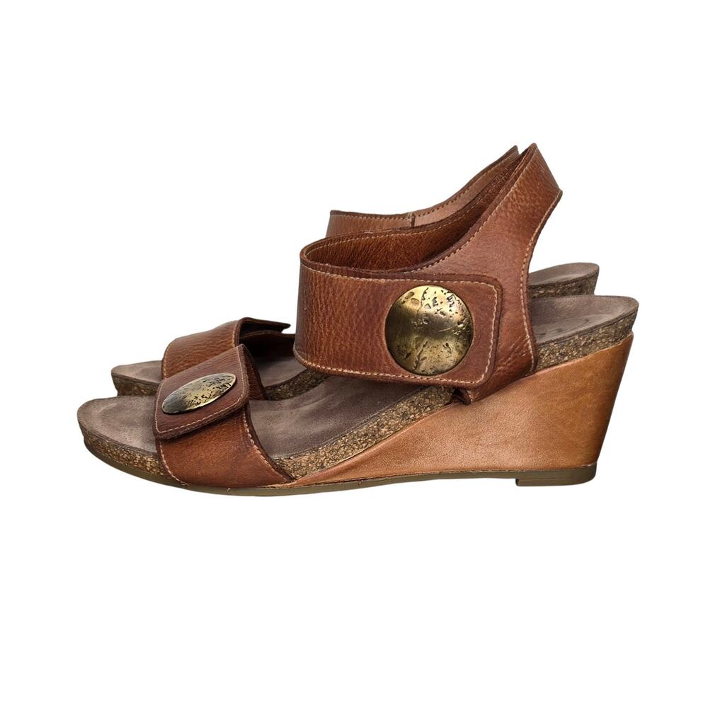 TAOS Carousel 3 Strappy Leather Wedges Brown Size 6.5